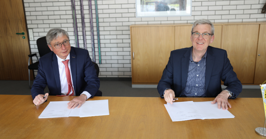 HdM-Kanzler Peter Marquardt und LKA BW-Präsident Ralf Michelfelder unterzeichnen die Kooperation.