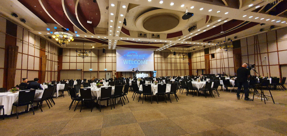 Großer Saal mit Bühne und runden Tischen. Hier fanden zwei Tage lang die Workshops und Tutorials der Konferenz statt.